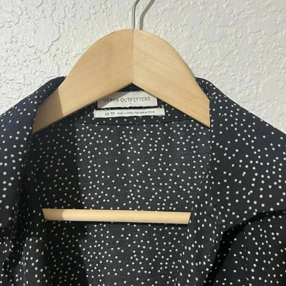 SOLD-Urban Outfitters Tie-Front Short Sleeve Cropped Top - Picture 3 of 5